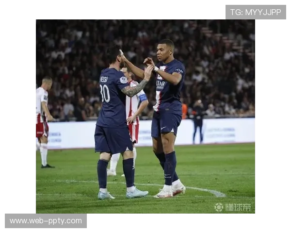 姆巴佩进球后亲吻队友布拉欣,力挺罚失点球伙伴 姆巴佩进球后亲吻队友布拉欣,力挺罚失点球伙伴